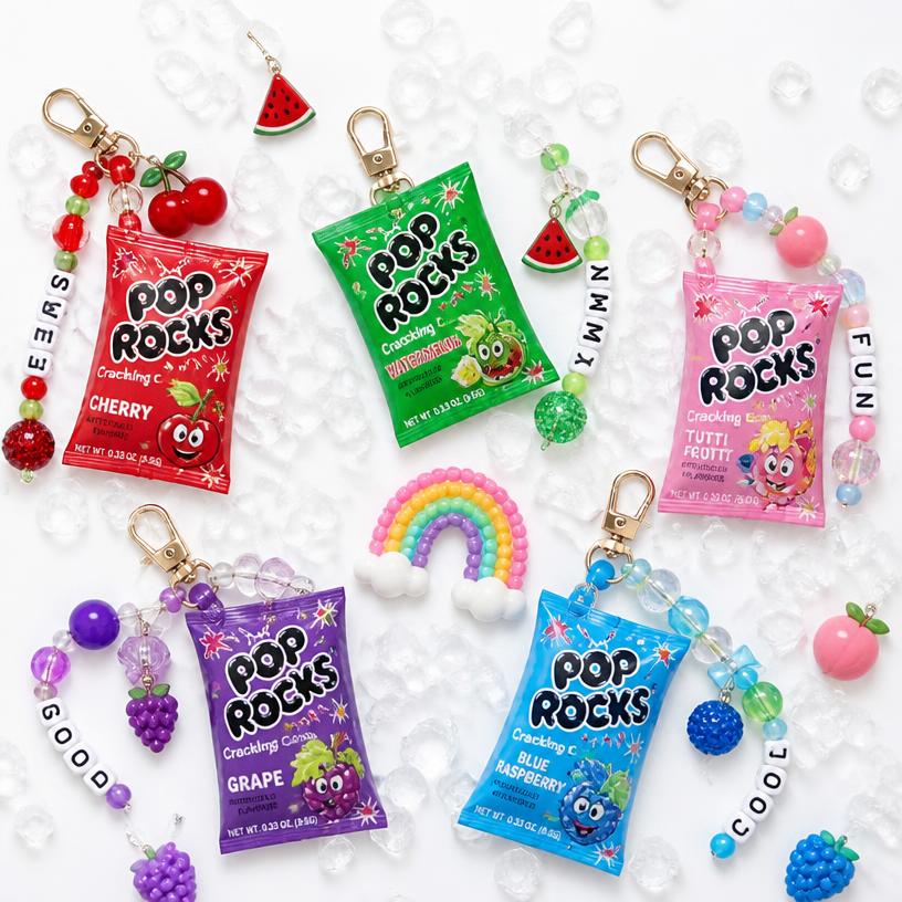 Bag charms coloridos estilo pop con frutas y letras