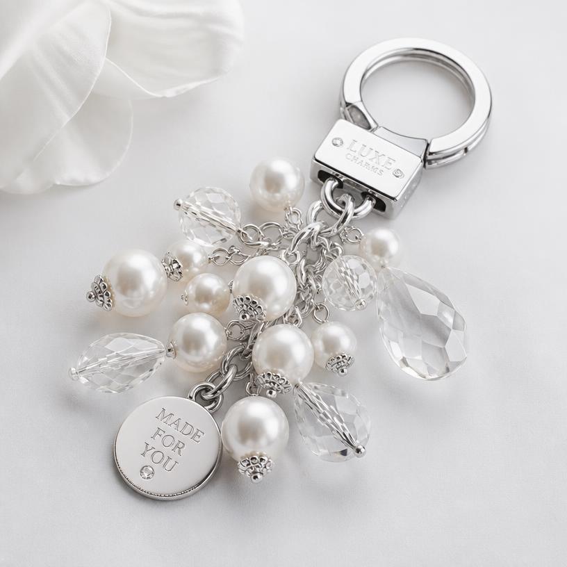 Bag charm elegante con perlas clásicas y cristales